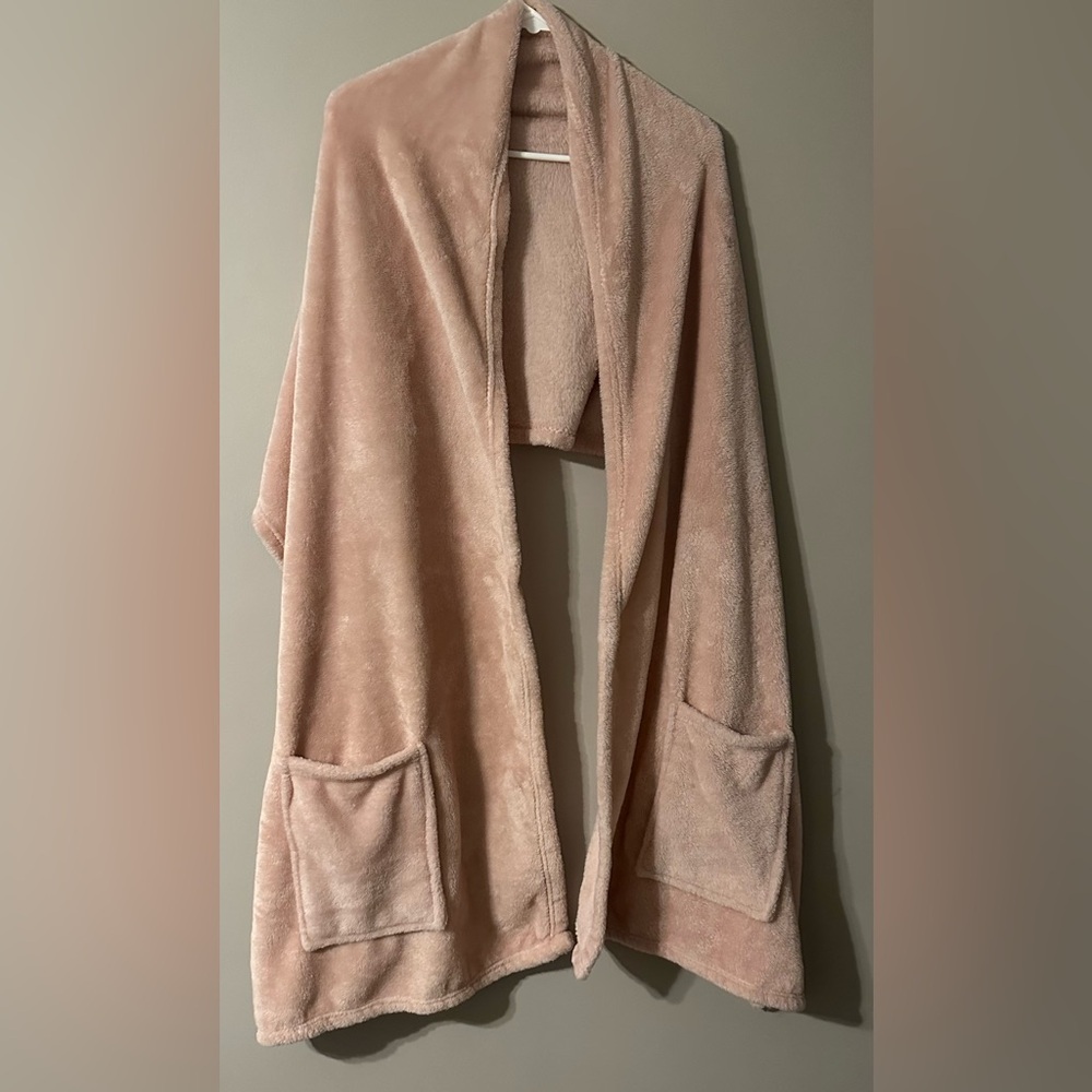 NO BRAND SHOWN, pink, one size fits all shawl blanket with pockets.